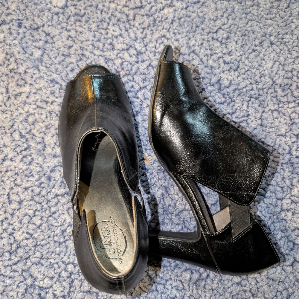 Life Stride Black Peep-Toe Heels